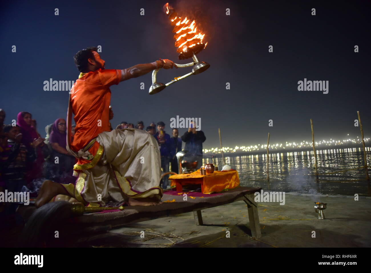 Pandit gesehen tun Ganga Aarti während der Wallfahrt. Kumbh Mela, einer der größten Gemeinde des Menschen auf der Erde. Lacs von Menschen werden erwartet am Tag der zweiten Shahi Snan am 4. Februar und Arrangements sind entsprechend in Prayagraj gemacht. Stockfoto