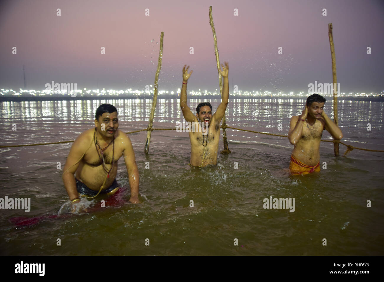 Pilger gesehen ein heiliges Bad während der Wallfahrt. Kumbh Mela, einer der größten Gemeinde des Menschen auf der Erde. Lacs von Menschen werden erwartet am Tag der zweiten Shahi Snan am 4. Februar und Arrangements sind entsprechend in Prayagraj gemacht. Stockfoto