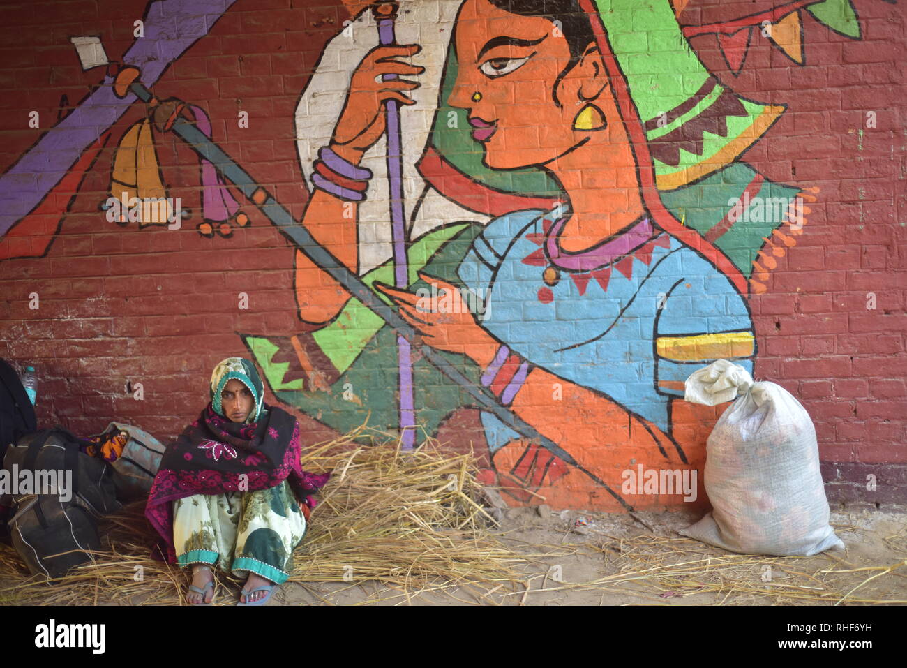 Pilger gesehen Sitzbereich unter einem Gemälde während der Wallfahrt. Kumbh Mela, einer der größten Gemeinde des Menschen auf der Erde. Lacs von Menschen werden erwartet am Tag der zweiten Shahi Snan am 4. Februar und Arrangements sind entsprechend in Prayagraj gemacht. Stockfoto