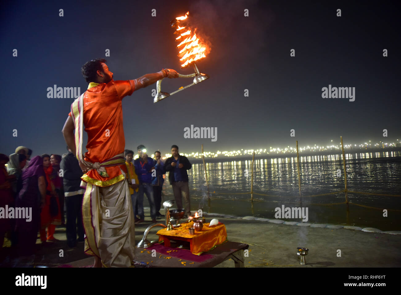 Pandit gesehen tun Ganga Aarti während der Wallfahrt. Kumbh Mela, einer der größten Gemeinde des Menschen auf der Erde. Lacs von Menschen werden erwartet am Tag der zweiten Shahi Snan am 4. Februar und Arrangements sind entsprechend in Prayagraj gemacht. Stockfoto