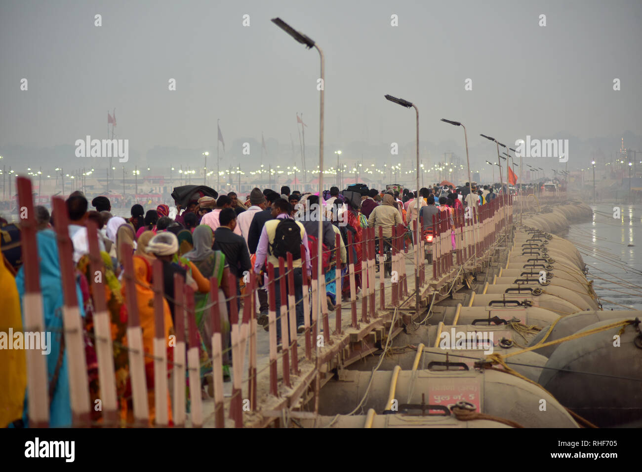 Pilger gesehen über die provisorische Brücke während der Wallfahrt. Kumbh Mela, einer der größten Gemeinde des Menschen auf der Erde. Lacs von Menschen werden erwartet am Tag der zweiten Shahi Snan am 4. Februar und Arrangements sind entsprechend in Prayagraj gemacht. Stockfoto