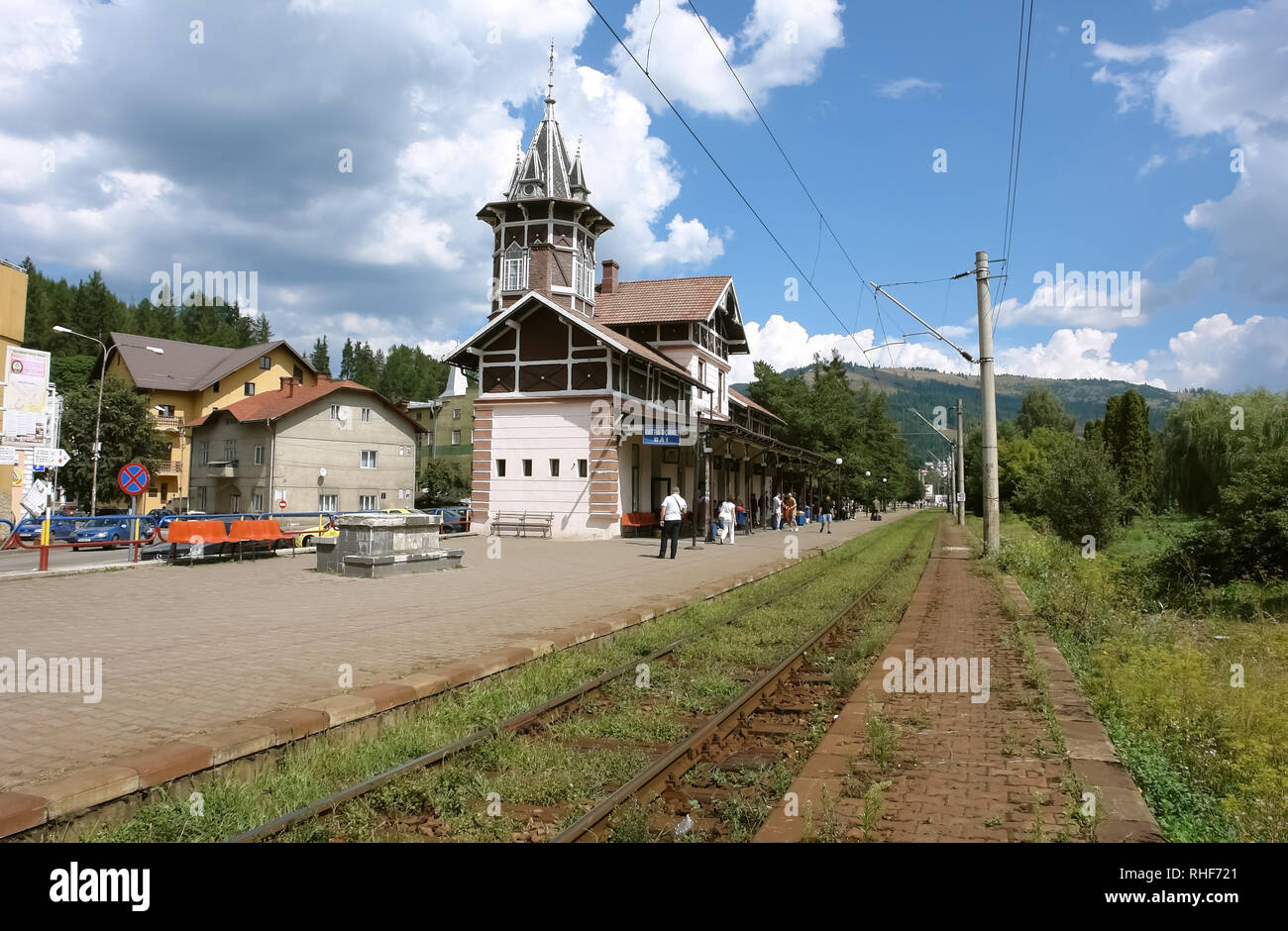 Vatra Dornei, Rumänien - 20. August 2016: Blick auf die alte Vatra Dornei Bai Bahnhof im Kurort Vatra Dornei und die umliegenden Carpa Stockfoto