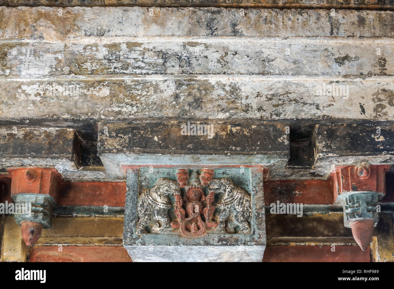 Belavadi, Karnataka, Indien - November 2, 2013: veera Narayana Tempel. Klassische Devi Lakshmi Zusammensetzung Skulptur mit zwei Elefanten duschen Ihr Whil Stockfoto