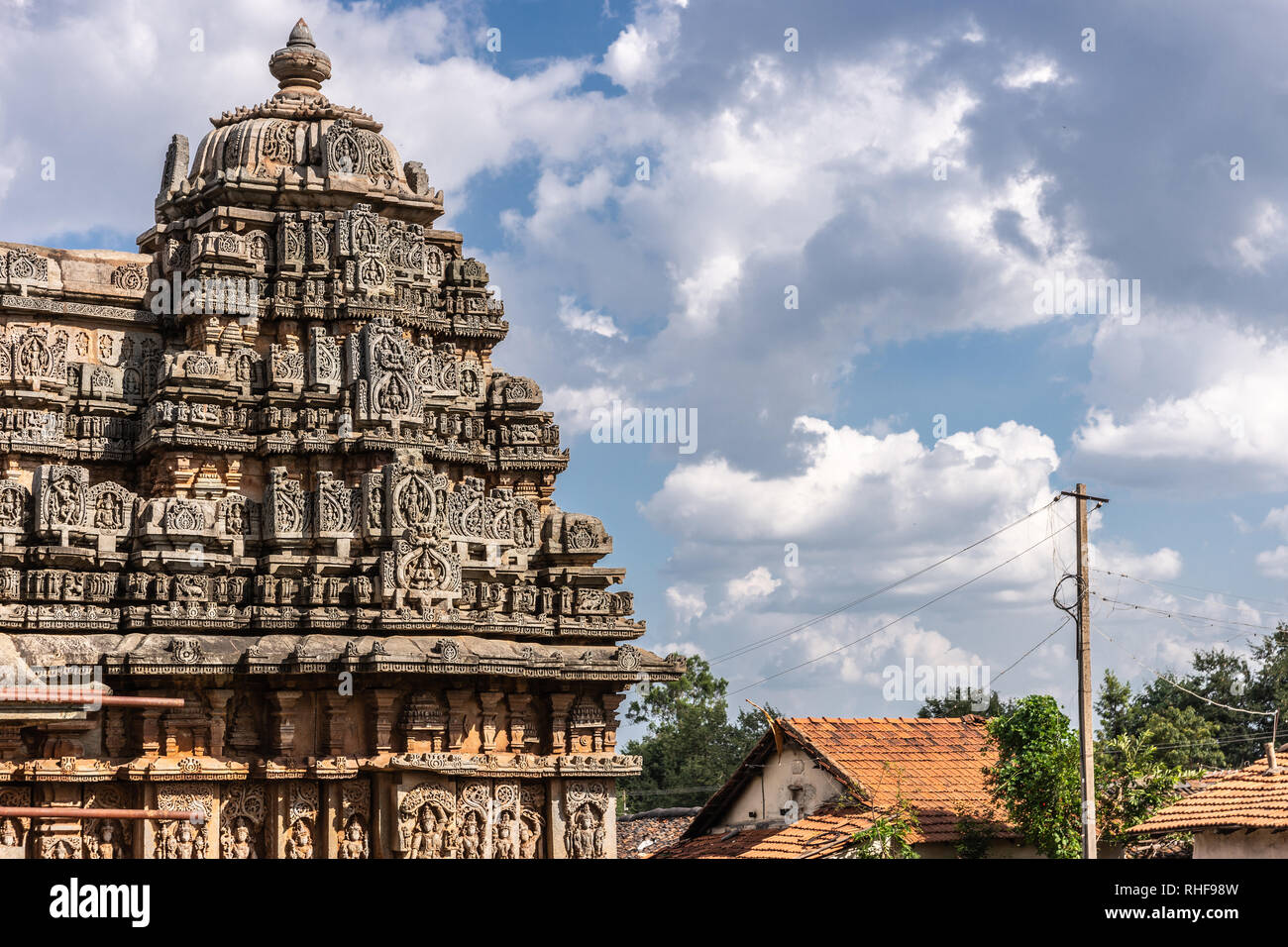 Belavadi, Karnataka, Indien - November 2, 2013: veera Narayana Tempel. Nahaufnahme der oberen Turm auf einem der drei Braun-stein Vimana des Komplexes unter Stockfoto