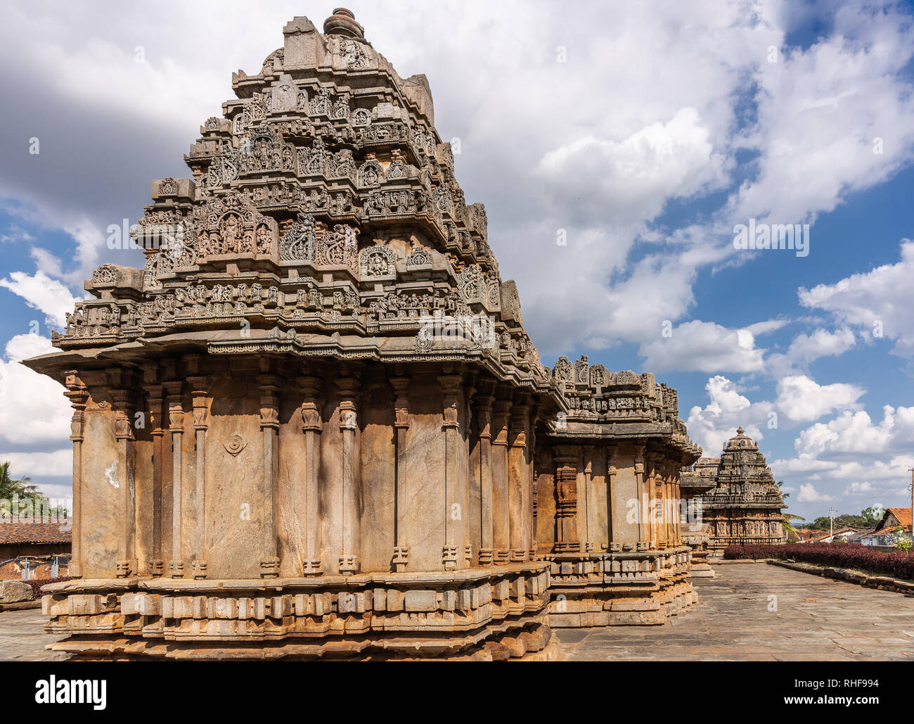 Belavadi, Karnataka, Indien - November 2, 2013: veera Narayana Tempel. Breitere Schuß aus dem Heiligtum in Zurück zur Straßenseite des braunen Stein Shri Stockfoto