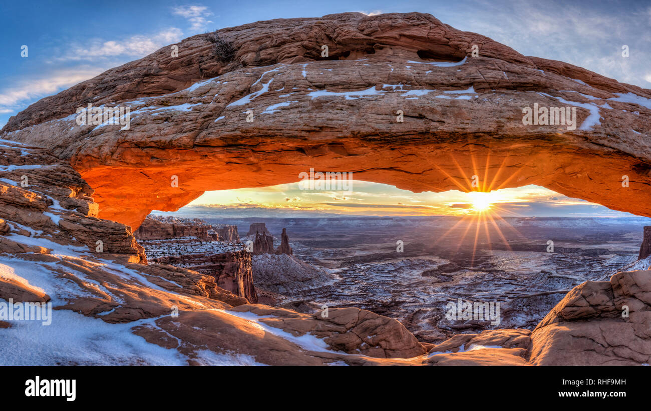 Der Winter Sonne an einem kalten Januar morgen am Mesa Arch im Canyonlands National Park, Utah. (Panorama) Stockfoto