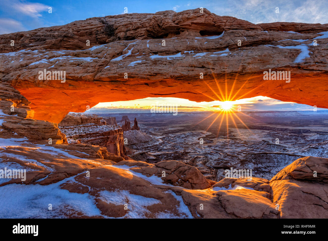 Der Winter Sonne an einem kalten Januar morgen am Mesa Arch im Canyonlands National Park, Utah. Stockfoto