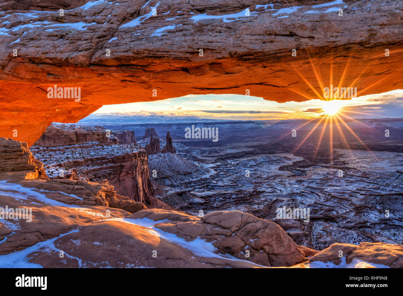 Der Winter Sonne an einem kalten Januar morgen am Mesa Arch im Canyonlands National Park, Utah. (Panorama) Stockfoto