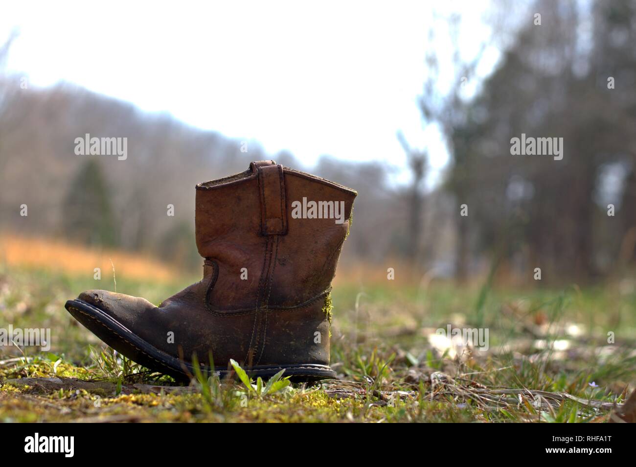 Des Kindes verlassenen cowboy Boot sitzen in einem offenen Wiese. Stockfoto