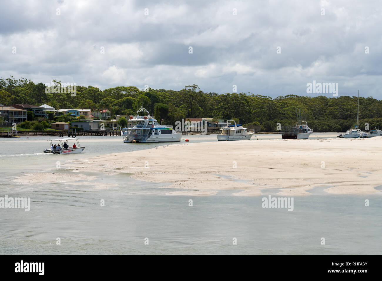 Huskisson, NSW, Australia-December 22, 2018: Blick über die Bucht von Wasser und Boote aus dem öffentlichen Wharf in der Stadt von Huskisson, Australien, eine kleine Küste Stockfoto