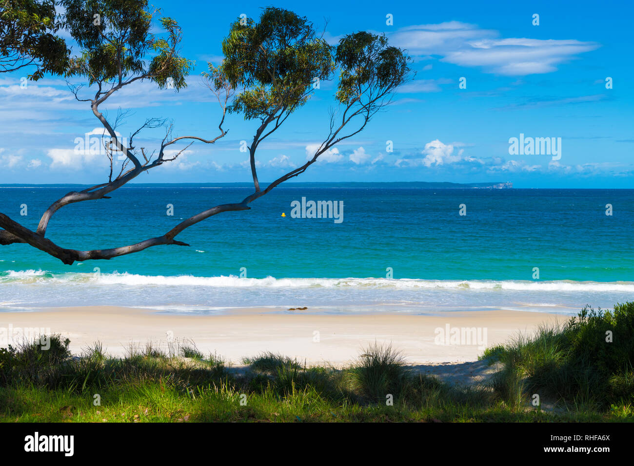 Wasser am Strand, in der Stadt von Huskisson, NSW, Australien, einer kleinen Küstenstadt sowie Gateway nach Jervis Bay Area bekannt Stockfoto