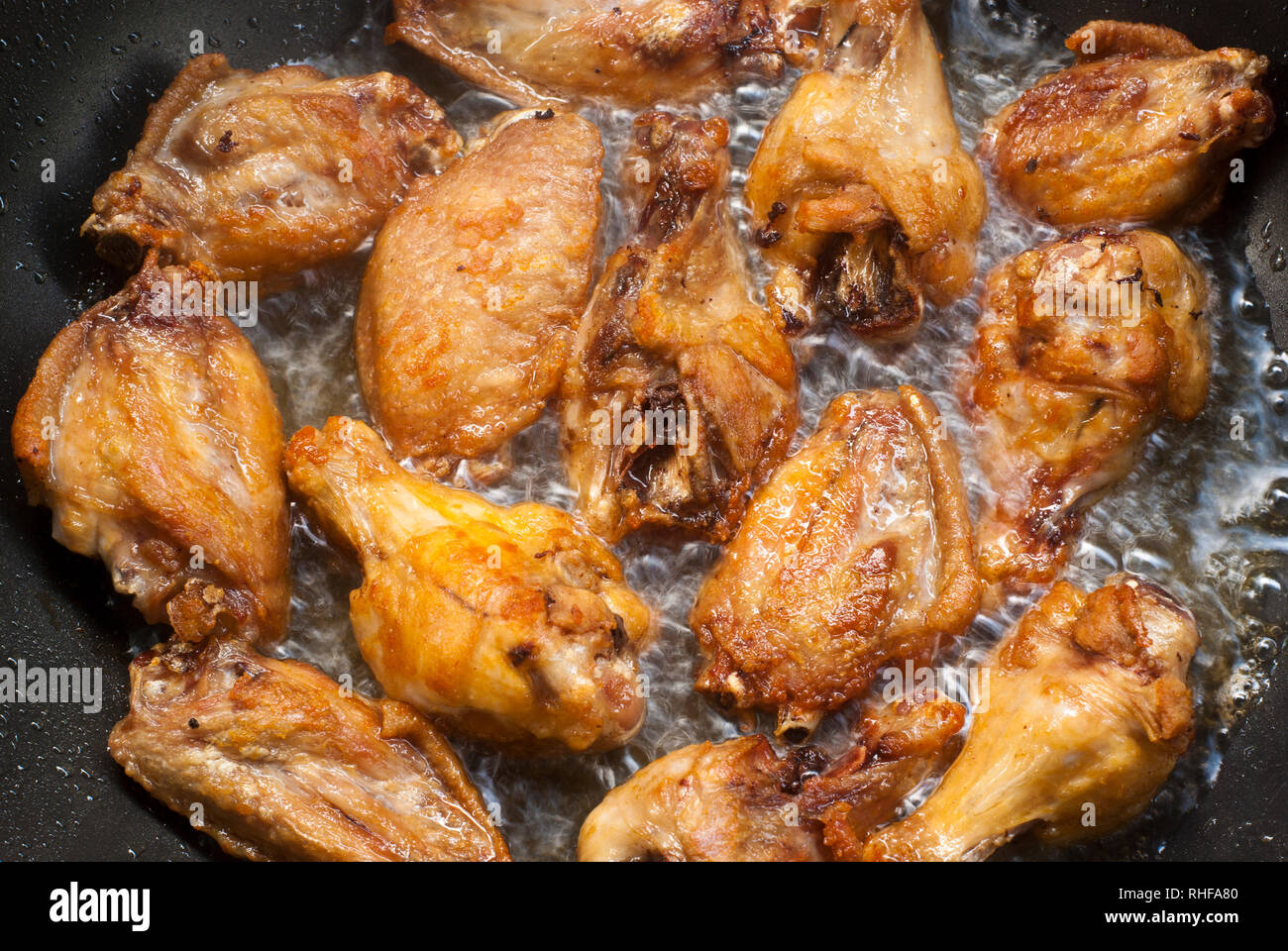 Kochen Fried Chicken Wings in der Pfanne Stockfotografie - Alamy