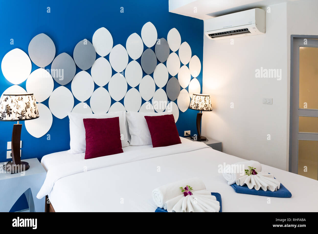 Luxus Bett Und Kissen Mit Licht Und Kopfteil Aus Holz Stockfoto