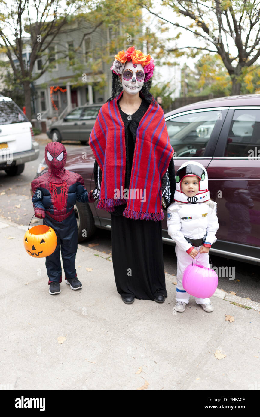 Halloween Trick-or-Treaters in der Kensington Abschnitt von Brooklyn, NY, 2014. Stockfoto