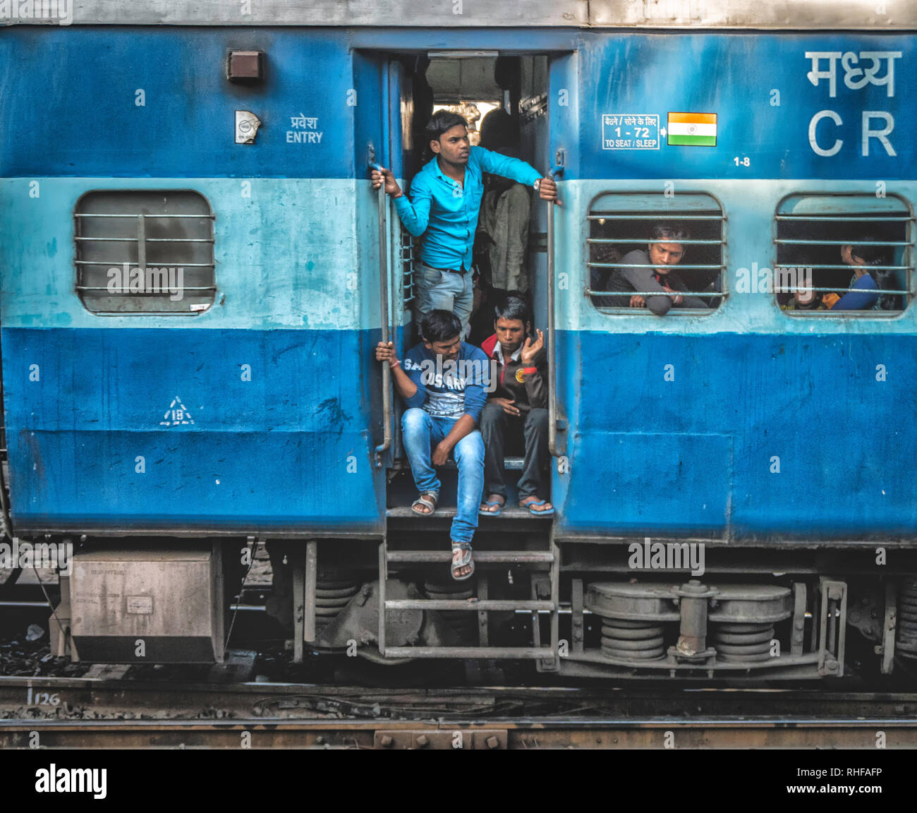Sleeper Class Zug In Indien Voll Von Armen Menschen Stockfotografie Alamy