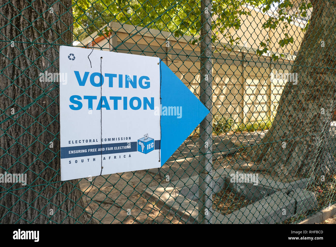 Südafrikanische wahlen Wahllokale Zeichen von der Wahlkommission, mit dem Wahllokal in Hintergrund. Stockfoto