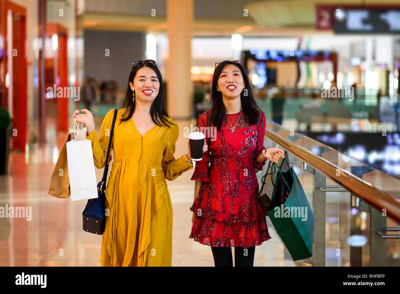 Asiatische Mädchen tun, shoppen in der Mall Stockfoto