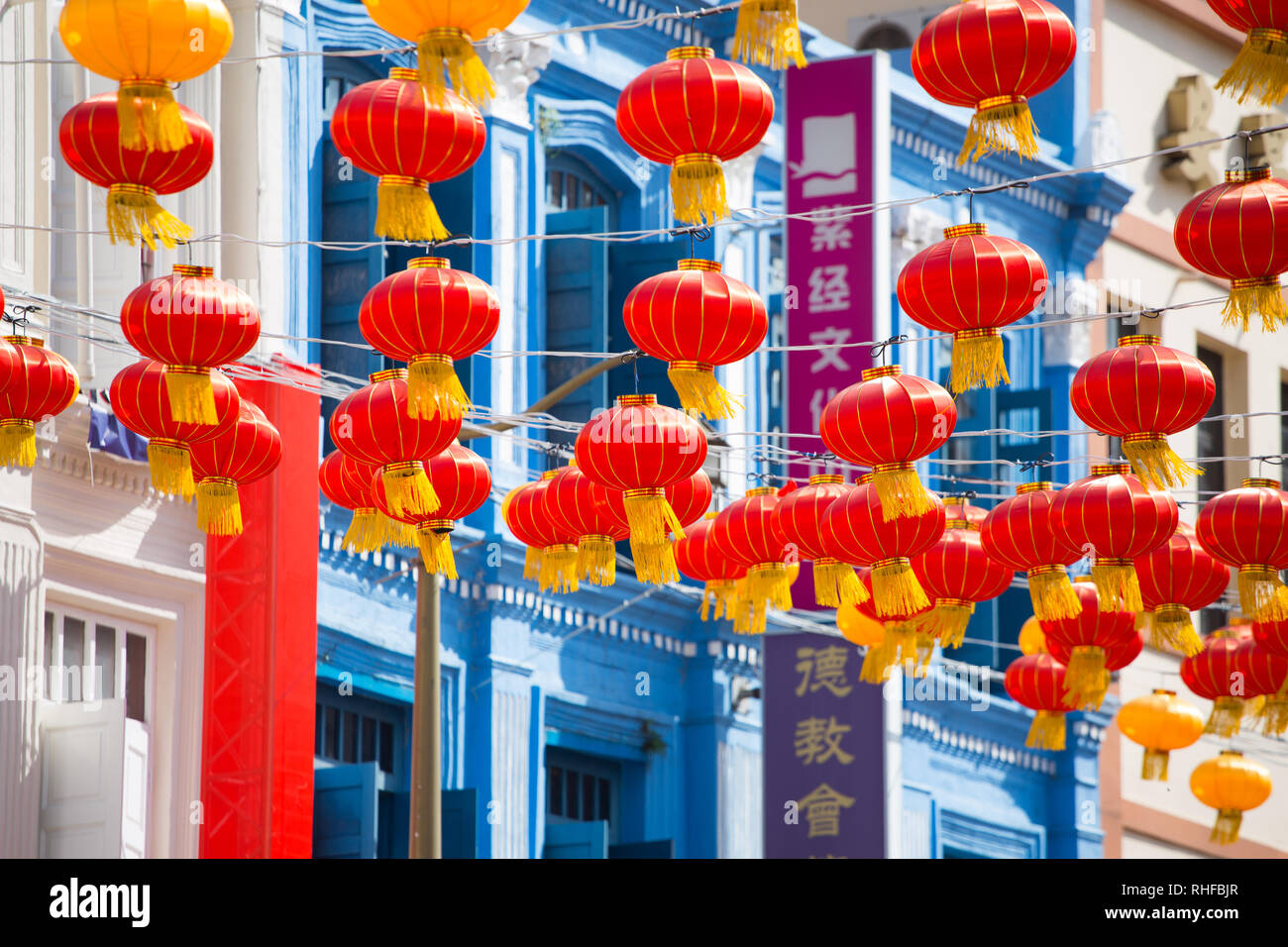 Rote und gelbe Lampions für die Weihnachtszeit des Mondneujahrs in Chinatown an der South Bridge Road, Singapur. Stockfoto