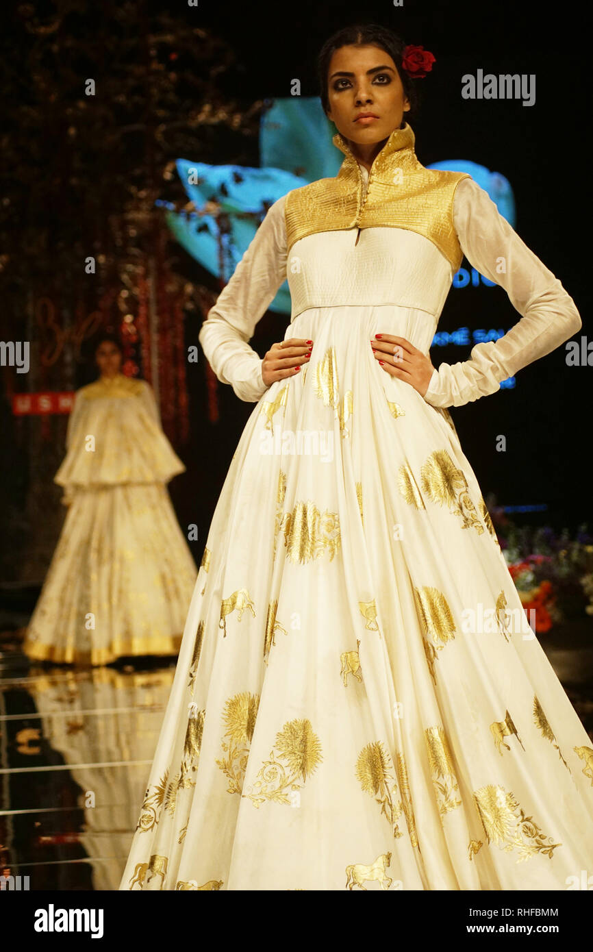 Mumbai, Indien, 30 2019: Modell gehen die Rampe für Designer Rohit Bal Schöpfung auf lakme Fashion Week im Sommer Resort Collection 2019 Tag 1. bei jio Garten, Stockfoto