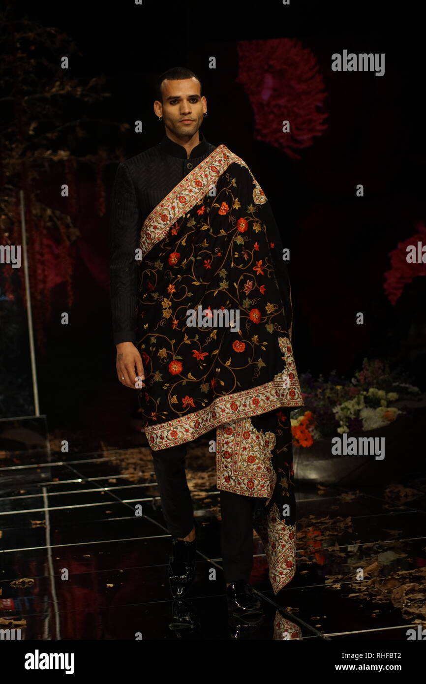 Mumbai, Indien, 30 2019: Modell gehen die Rampe für Designer Rohit Bal Schöpfung auf lakme Fashion Week im Sommer Resort Collection 2019 Tag 1. bei jio Garten, Stockfoto