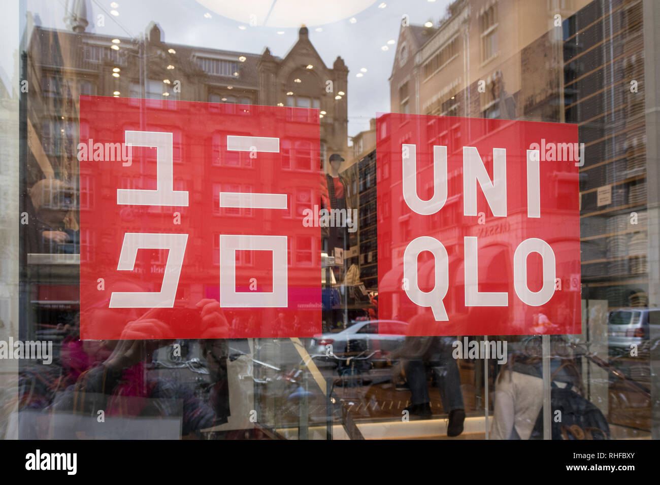 Amsterdam, Niederlande, 18. Oktober 2018: Schaufenster von UniQlo eine japanische Clothing Store neu im Zentrum von Amsterdam Rokin eröffnet ein Stockfoto