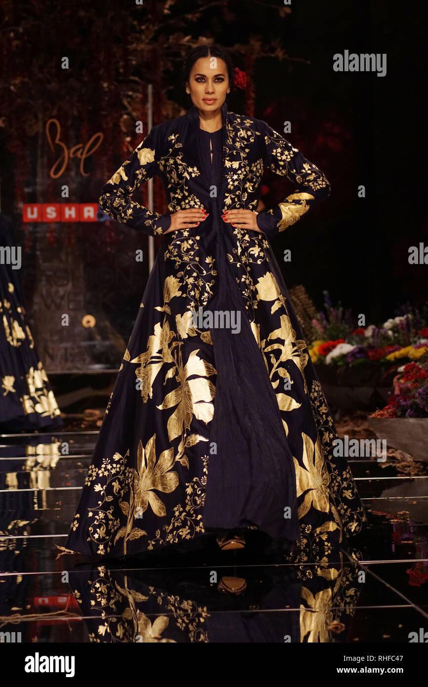 Mumbai, Indien, 30 2019: Modell gehen die Rampe für Designer Rohit Bal Schöpfung auf lakme Fashion Week im Sommer Resort Collection 2019 Tag 1. bei jio Garten, Stockfoto