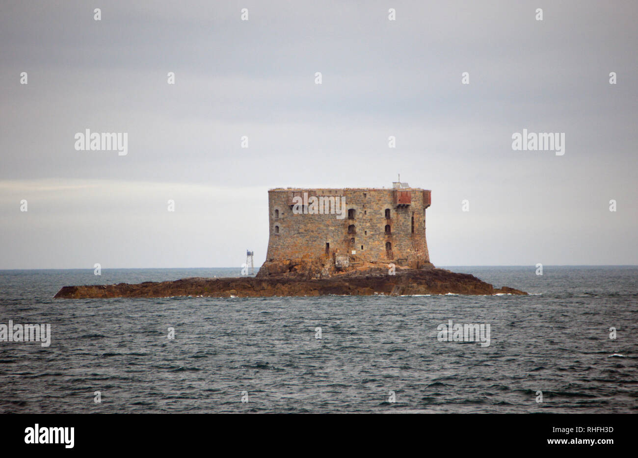 Bréhon Turm (Fort Brehon) auf einer Insel im Kleinen Russell Kanal in der Nähe von St Peter Port, Guernsey, Channel Islands.de. Stockfoto