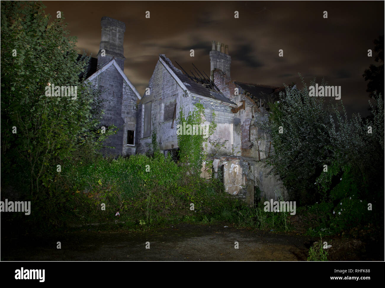 Verfallenes Haus, Nachtaufnahme, Ghost House, Stockfoto