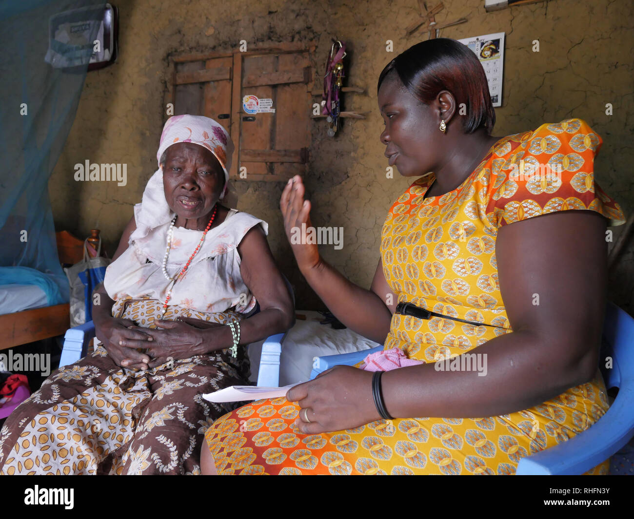 Kenia Mombasa, den Slums von Bangladesch. Caroline Osong, Sozialarbeiter des Bangladesch Klinik besuchen die Patienten in ihren Häusern. Hier 79-jährige Rose Muyuka, Großmutter, die ihre Kinder durch AIDS verloren. Rose leidet an Diabetes und ist teilweise blind. Stockfoto