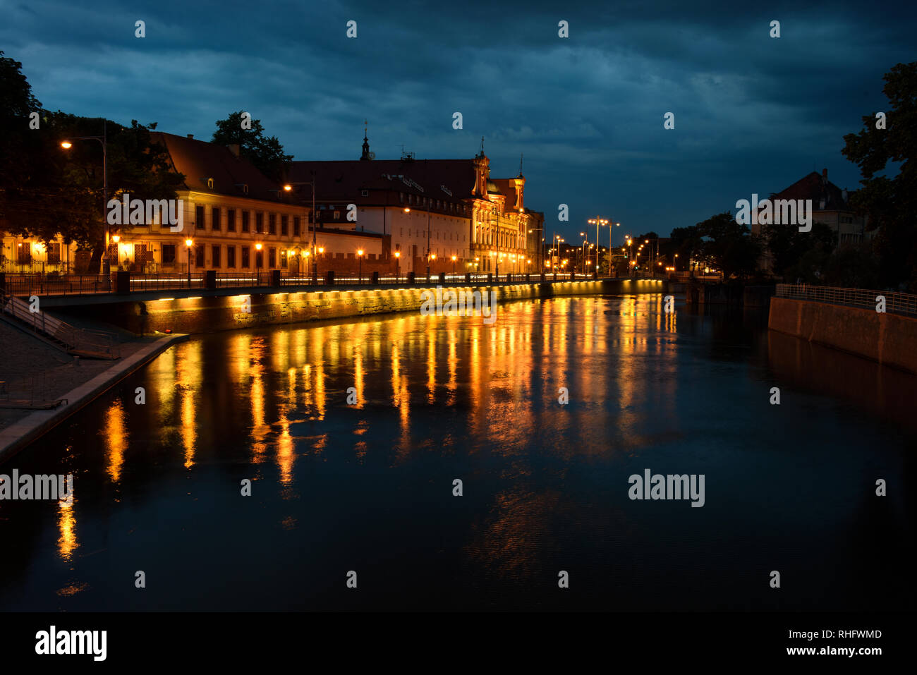 Nacht vew aus der Odra River auf der Universität in Wroclaw in Polen Stockfoto