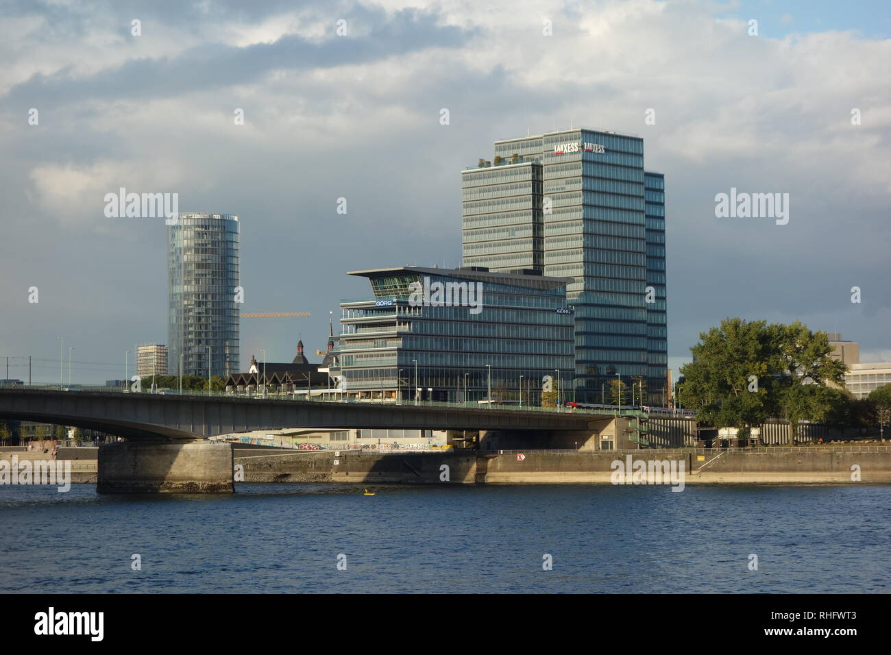Kommerzielle Gebäude am Ufer des Rheins einschließlich der Konzernzentrale von LANXESS AG und der kölntriangle. Stockfoto