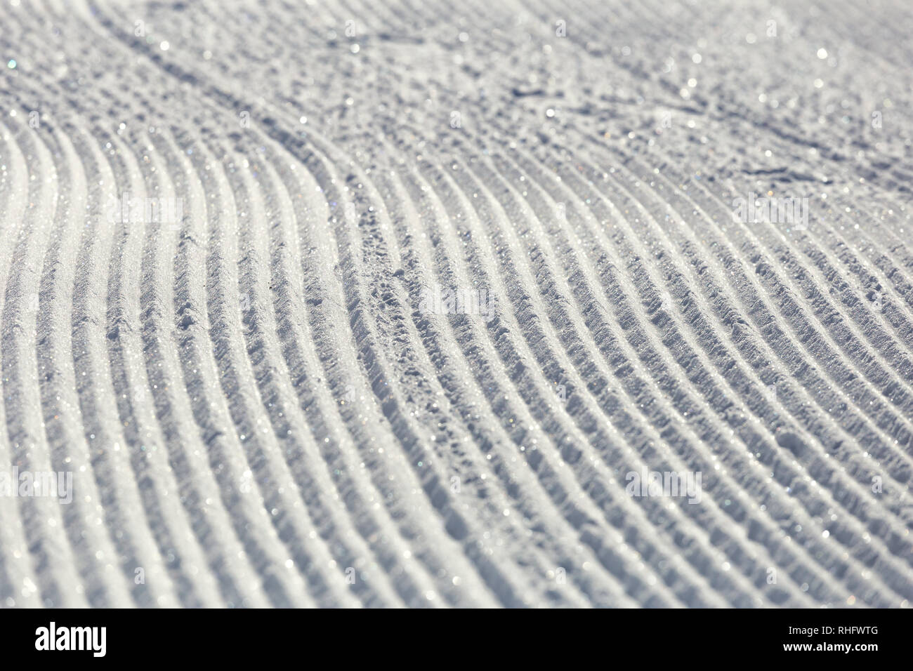 Close-up Piste, Skipiste, abstrakten Hintergrund mit Spuren in den Schnee, neu präparierten Schnee Stockfoto