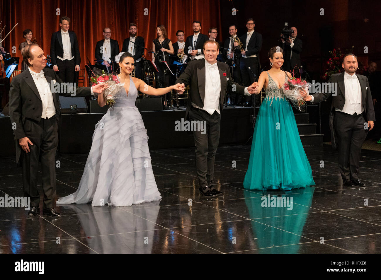 New York, NY - Februar 1, 2019: Opernsänger abschließenden Bogen während der New York 64th Wiener Opernball an Cipriani 42nd Street Stockfoto