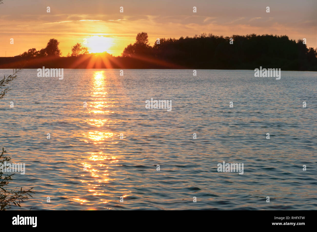 Sonnenuntergang am See, Sonnenaufgang auf dem Fluss, die Reflexion der Strahlen der Sonne in den Teich Stockfoto