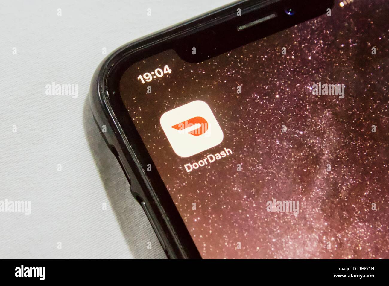 DoorDash auf einem iPhone X vor einem weißen Hintergrund. DoorDash ist ein Lebensmittel Lieferservice in den USA Stockfoto