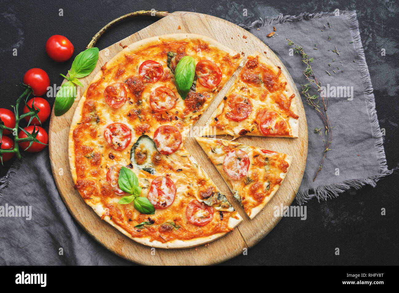 Traditionelle italienische Pizza Margherita. Hausgemachte Pizza ...