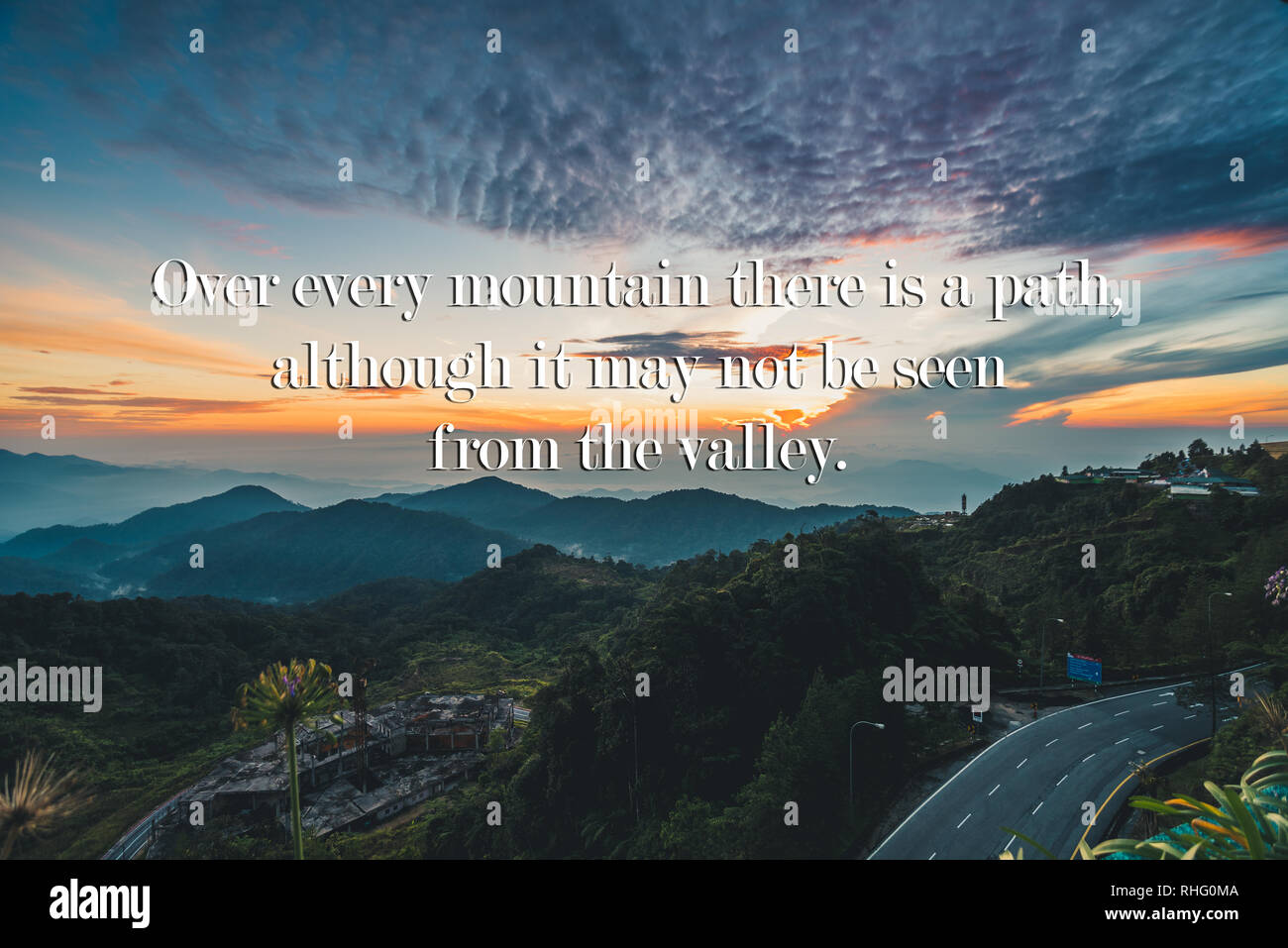 Inspirational Motivational Leben zitiere - "Über alle Berge gibt es einen Weg, auch wenn es nicht aus dem Tal gesehen werden." Stockfoto