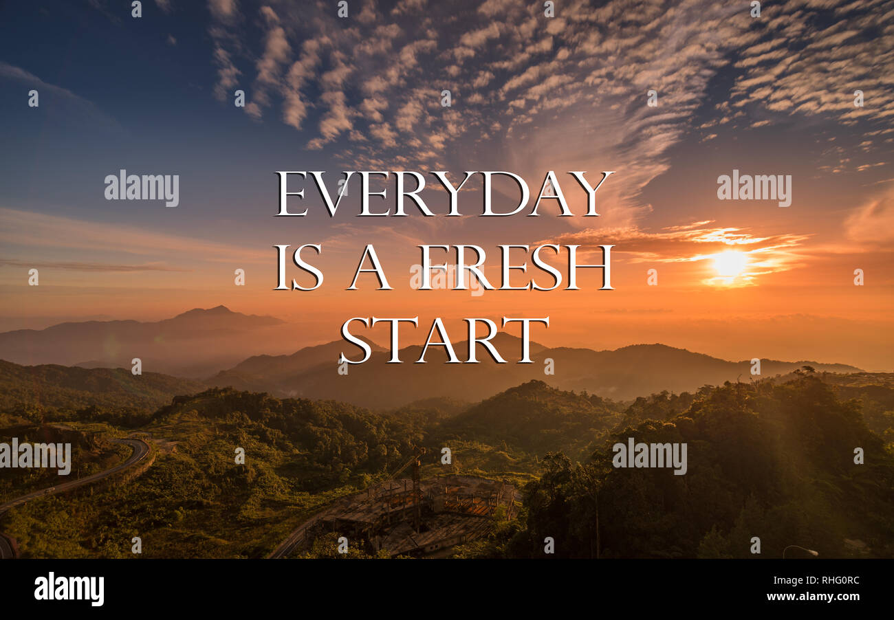 Inspirierende leben Zitat mit dem Satz "Jeder Tag ist ein Neubeginn" mit Berg Hintergrund Retro Style. Stockfoto