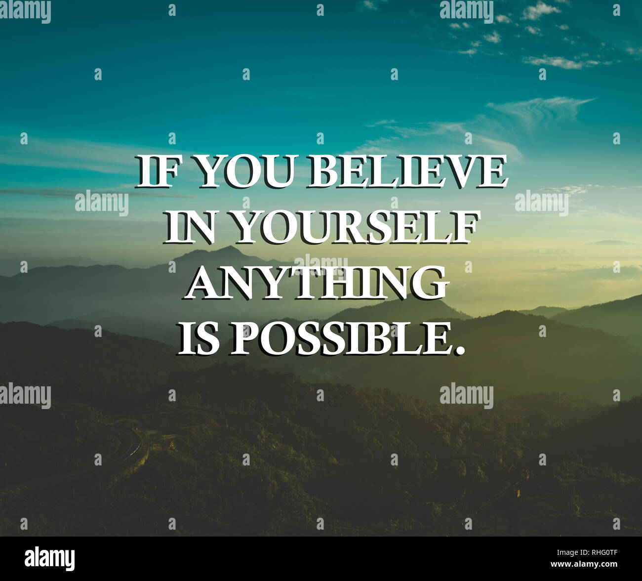 Inspirierende leben Zitat mit dem Satz "Wenn Sie an sich Glauben ist alles möglich" mit Berg Hintergrund Retro Style. Stockfoto