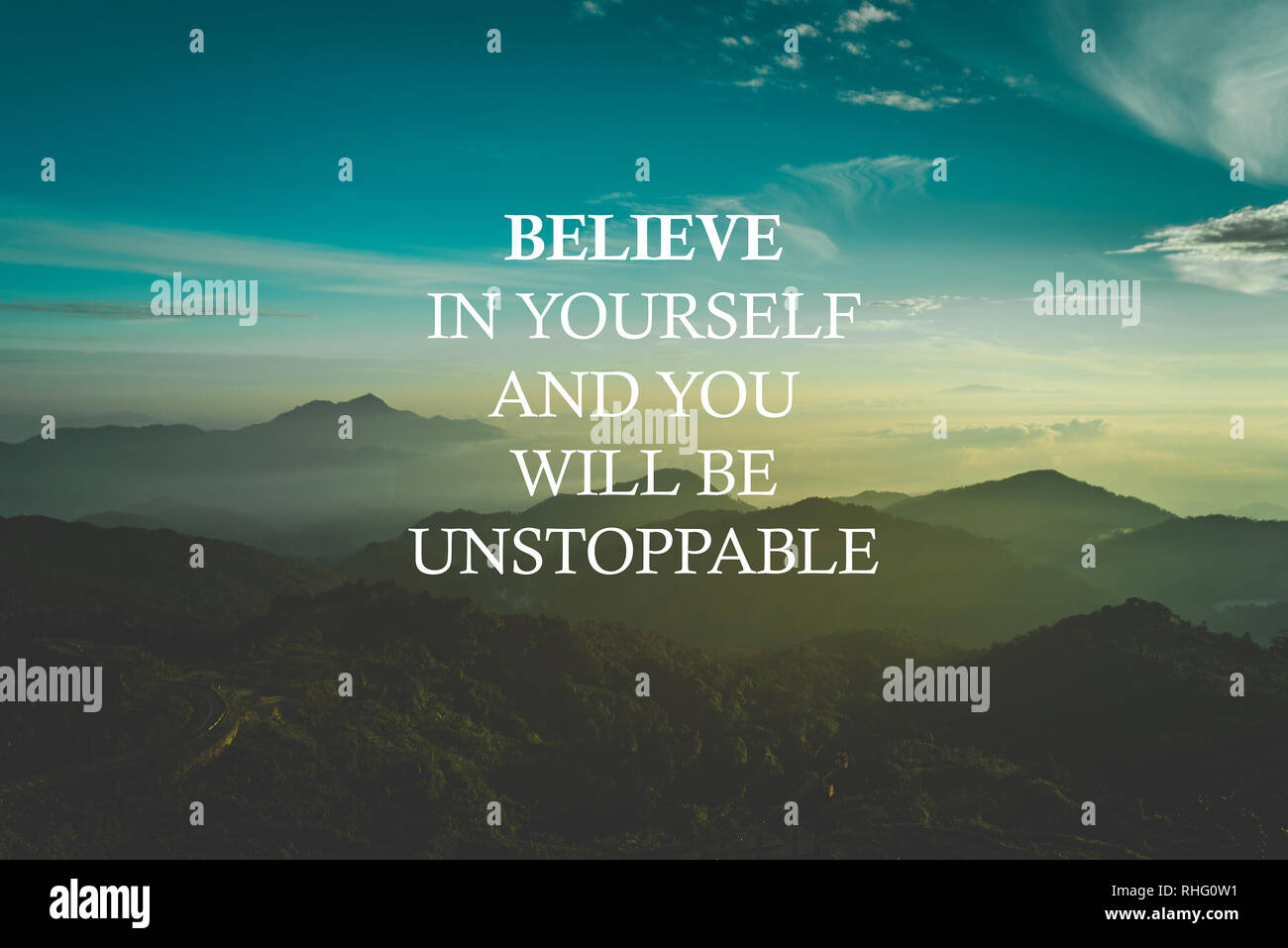 Inspirierende leben Zitat mit dem Satz "Glauben Sie an sich selbst und Sie werden unaufhaltsam' mit Berg Hintergrund Retro Stil sein. Stockfoto