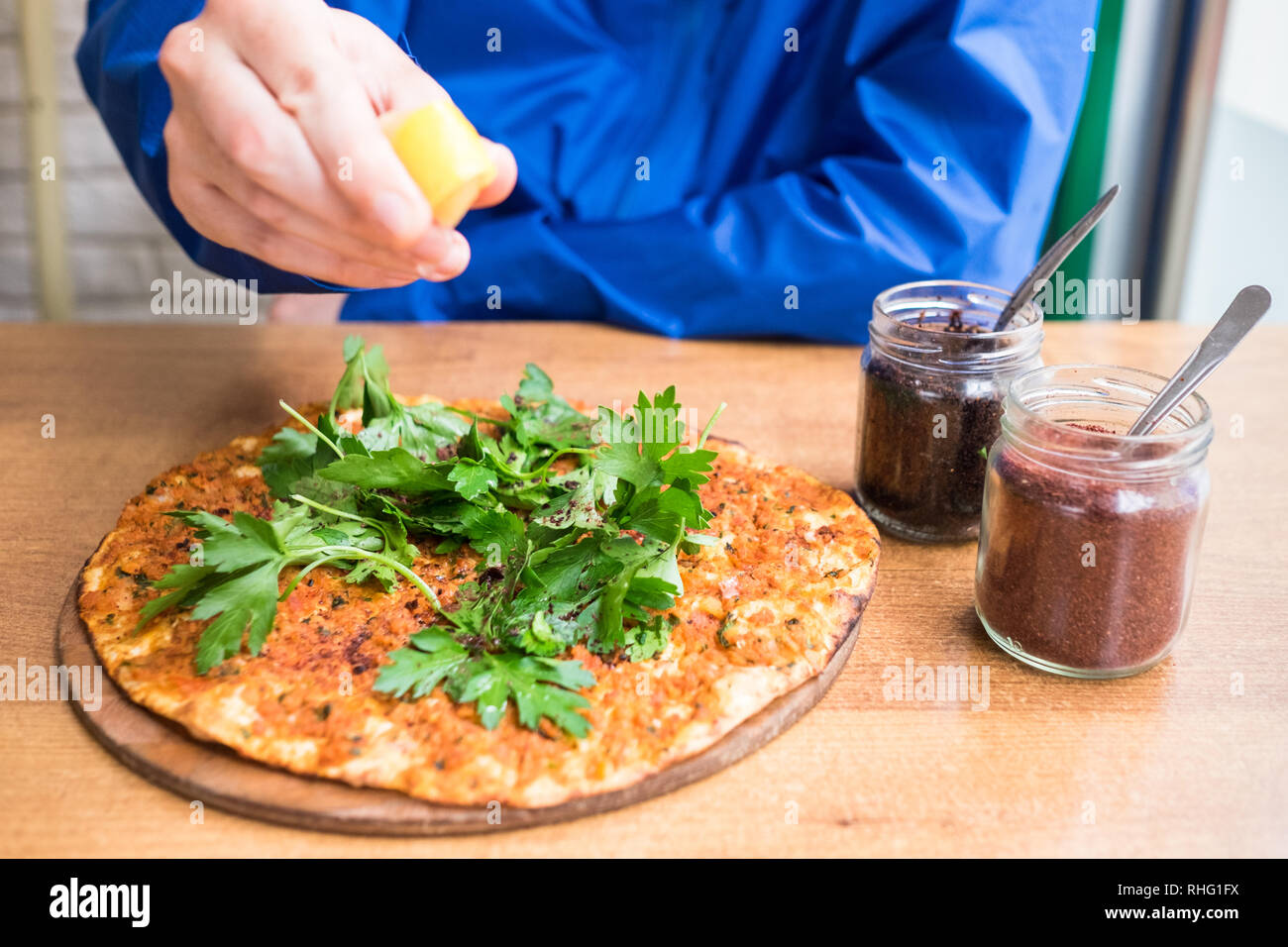 Bei Borsam Tasfirin in Kadiköy, Istanbul Türkei Lahmacun. Stockfoto