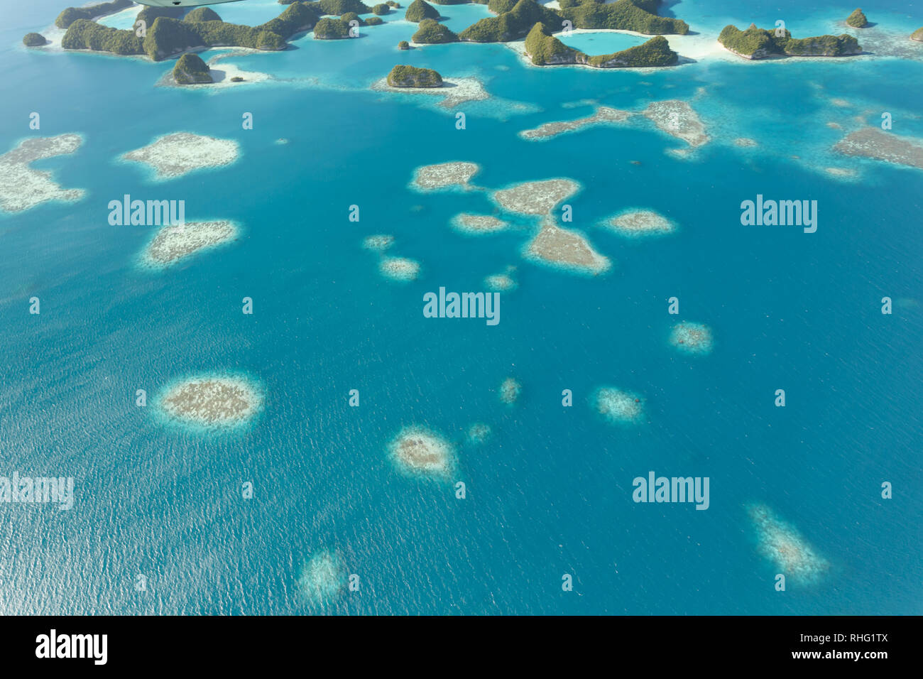 Einzigartige Muster der hügeligen ridge Inseln und Korallenriffen Fischschwärme in South Pacific Stockfoto