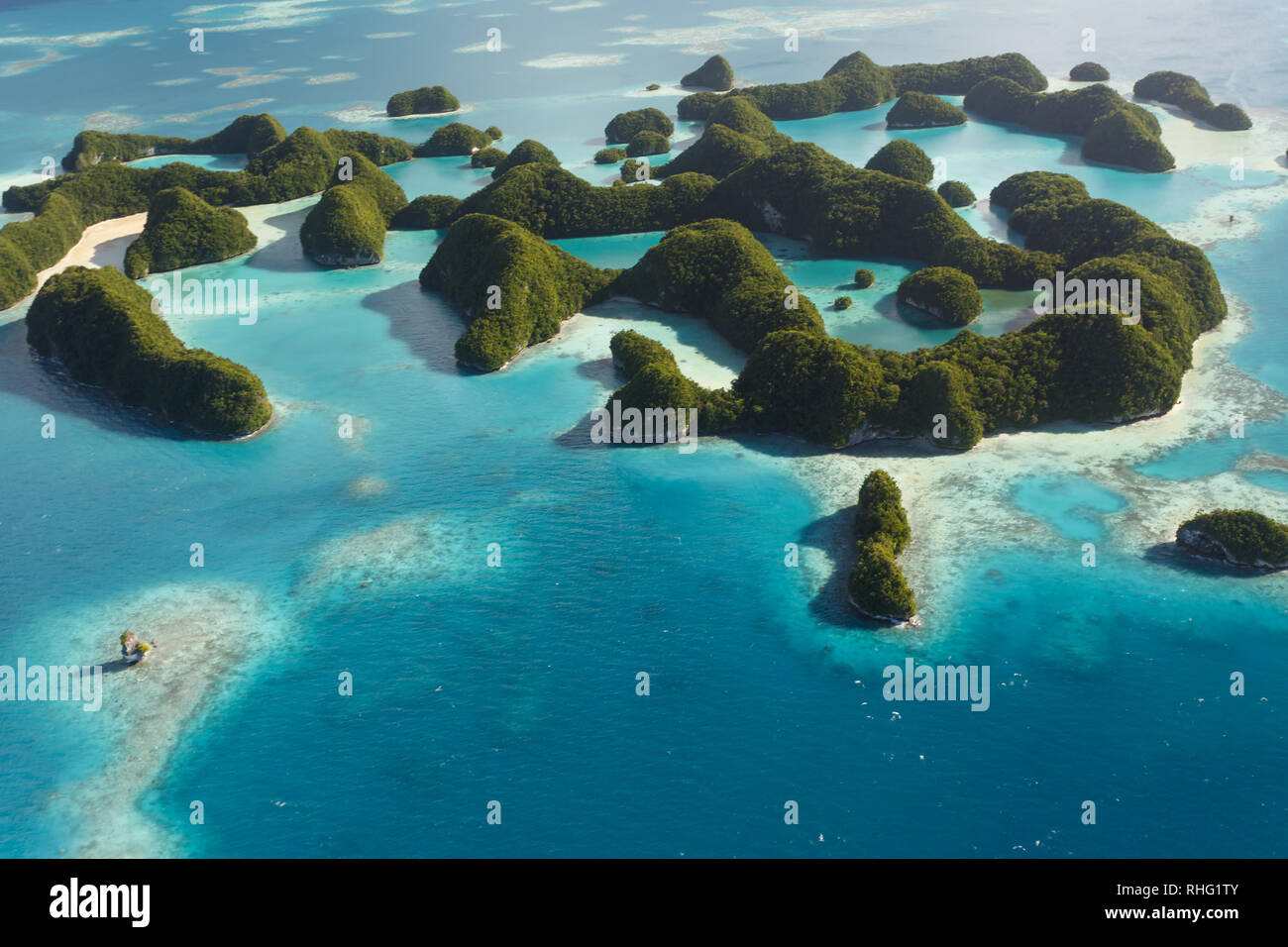 Luftaufnahme von verschiedenen Größen von hügeligen ridge Inseln und Korallenriffen Fischschwärme in South Pacific Stockfoto