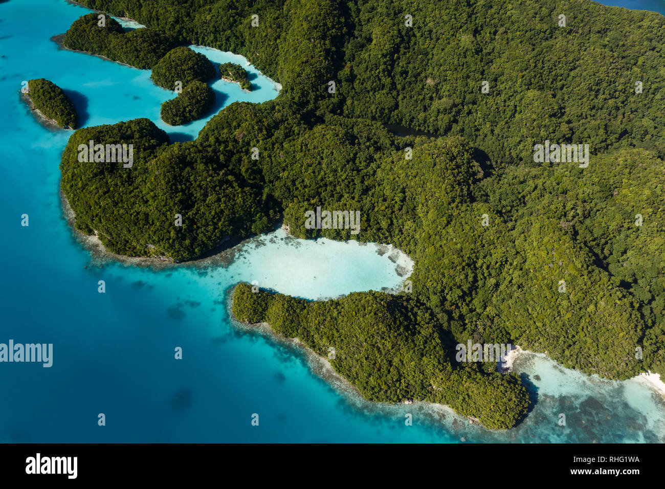 Luftaufnahme der Gruppe von winzigen südpazifischen Inseln mit üppiger Vegetation und Coral Reef Untiefen abgedeckt Stockfoto