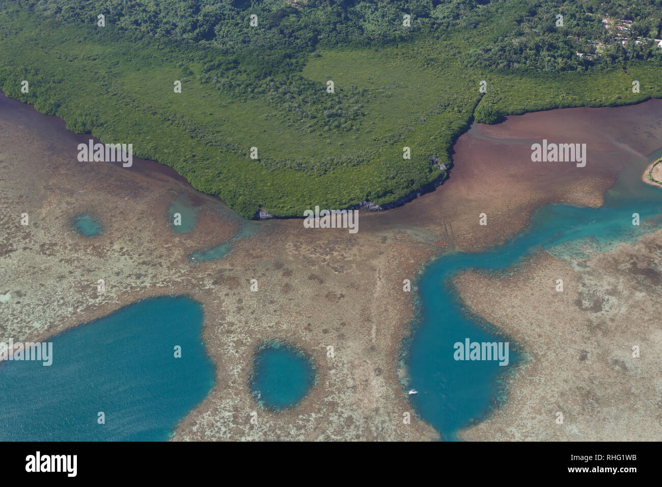 Luftbild des südpazifischen Inseln mit üppiger Vegetation und Coral Reef Untiefen abgedeckt Stockfoto