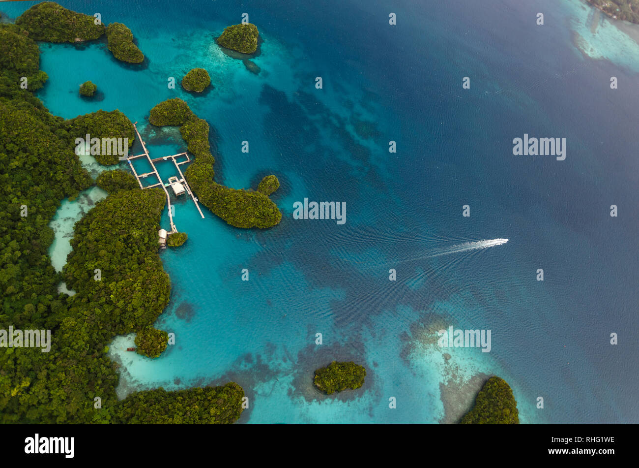 Luftbild des Schiffs square Docks in Gruppe von kleinen südpazifischen Inseln mit üppiger Vegetation und Korallenriffe in türkis Meer bedeckt Stockfoto