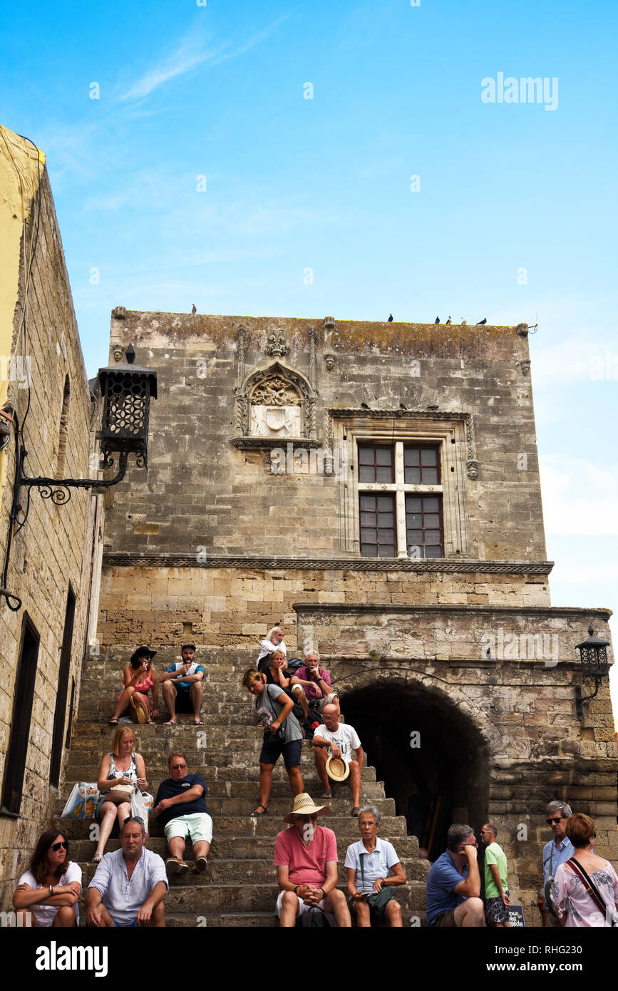 Hippokrates Platz der alten ummauerten Stadt Rhodos ist der größte Platz in der Stadt von Cafés und Restaurants umgeben. Es ist ein toller Ort zum Essen Stockfoto