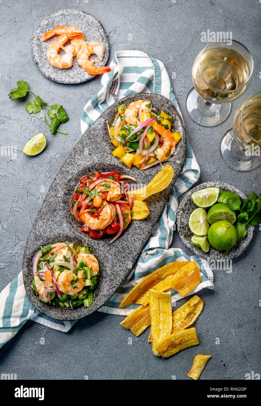 CEVICHE. Drei farbenfrohe Garnelen Ceviche mit Mango, Avocado und ...