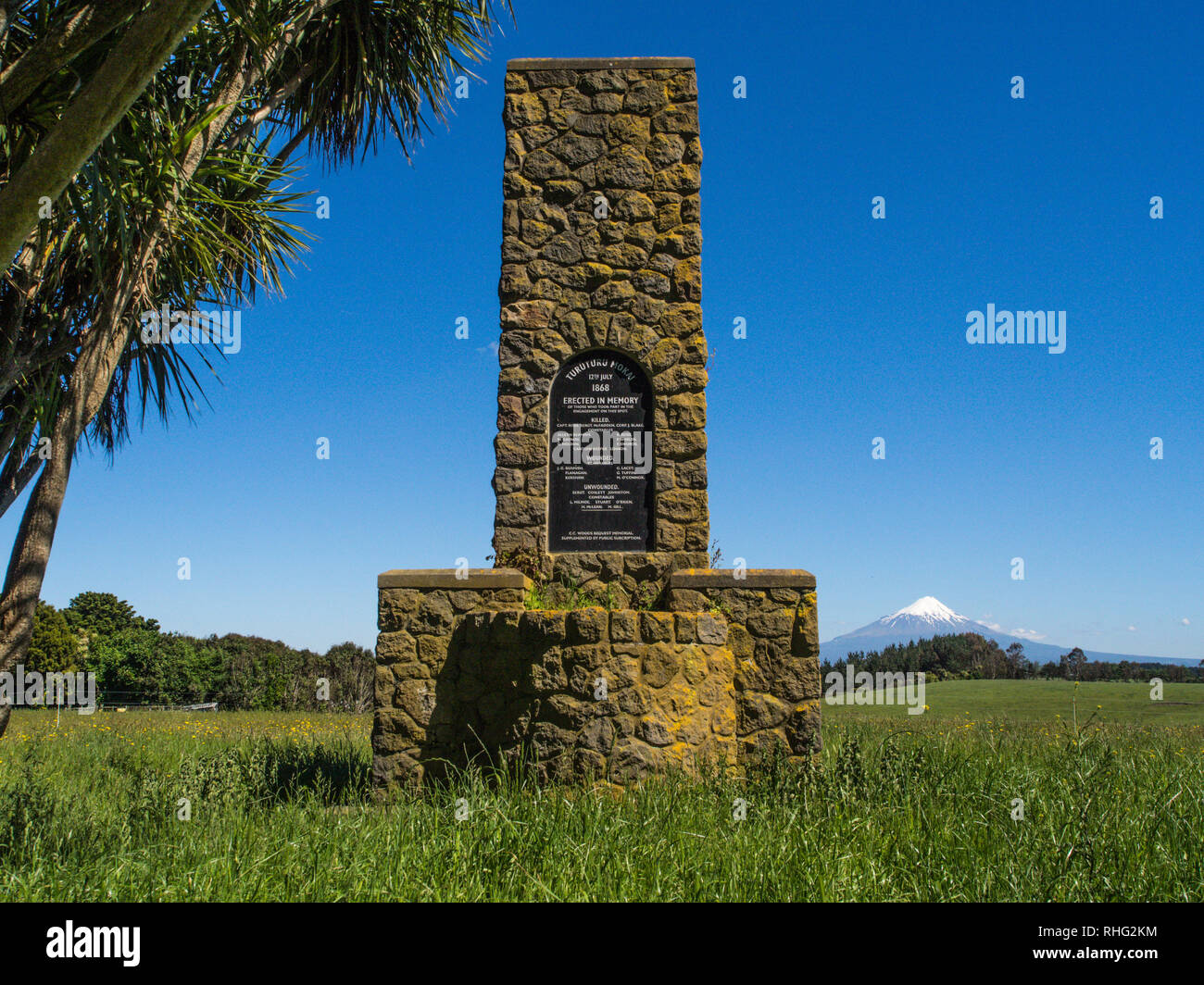 War Memorial Cairn an Turuturu Mokai Schlachtfeld, mit Taranaki Berg im Hintergrund, Hawera, Taranaki, Neuseeland Stockfoto