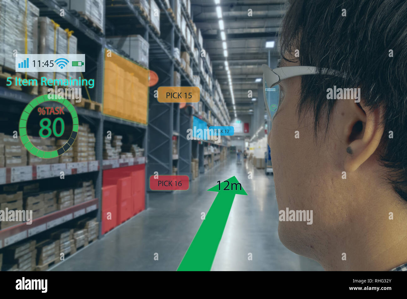 Smart retail Konzept kann der Kunde überprüfen, welche Daten in Echtzeit Einblicke in Regal Status, Bericht über eine intelligente Brille aus künstlicher Intellige Stockfoto
